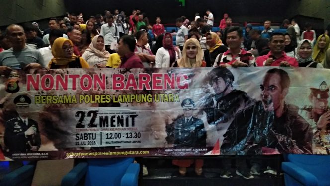
 Foto : Ferdani
Caption Foto : Kapolres Lampura AKBP Eka Mulyana didampingi jajarannya saat membentangkan spanduk yang bertajuk 