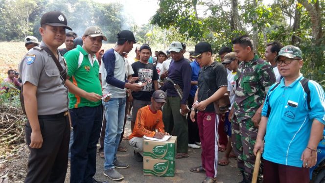 
 Foto Riduan  Caption : Warga Desa Kubuhitu, Kecamatan Sungkai Barat, saat mengerjakan program PKT dan dihadiri pendamping tekhnis, PD, PLD, Camat, Babinsa, Babinkamtibmas, dan LPM serta jajaran BPD setempat, Sabtu(28/7).
