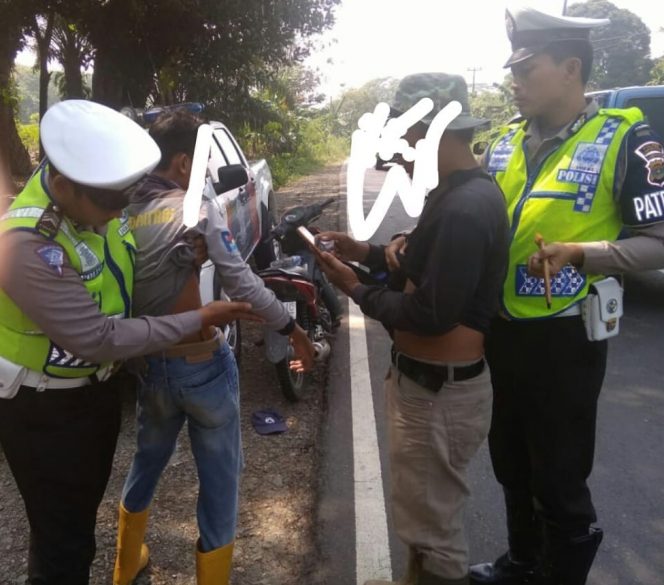
 Foto Humas Polres Lampura
Caption : 2 Pengendara Sepeda Motor yang diamankan petugas, lantaran kedapatan membawa sajam, Kamis (26/7). 
