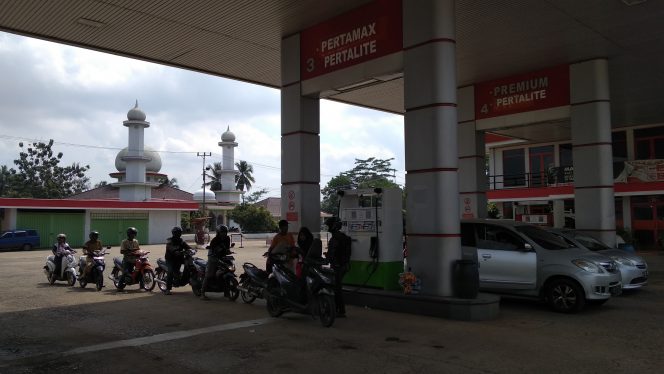 
 Foto Ferdani
Caption : Meski BBM jenis pertamax mengalami kenaikan, namun masih banyak peminat mengisi BBM non Subsidi tersebut. Foto dibidik di SPBU Pertamina Hi. Yusuf Kelurahan Kelapa Tujuh, Kotabumi Selatan, Senin (2/7).
