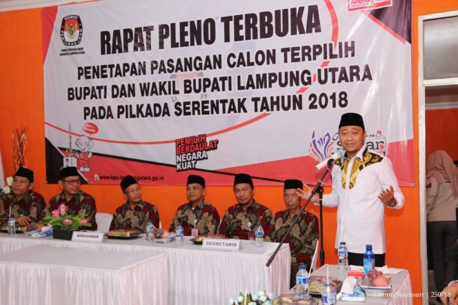 
 Foto IST 
Caption : Bupati Lampura Terpilih Hasil Pilkada 27 Juni 2018, Hi. Agung Ilmu Mangkunegara, saat menyampaikan sambutannya, saat menghadiri pleno terbuka di Sekretariat KPUD Lampura, Rabu (25/7).
 