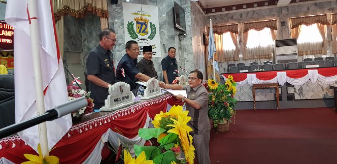 
 Foto Riduan 
Caption : Juru Bicara Fraksi Gerindra, Madri Daud, saat menyerahkan naskah berisikan pandangan umum fraksi kepada Ketua DPRD Lampura Hi. Rachmat Hartono, dalam sidang paripurna, Rabu (25/7). 