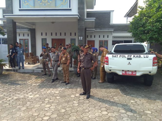
 Foto : Hery Maulana
Caption : sejumlah petugas gabungan Sat Pol PP dan Aset saat menggeruduk kediaman pribadi Panca Nanda, dikelurahan Rejosari, Selasa (31/7)
