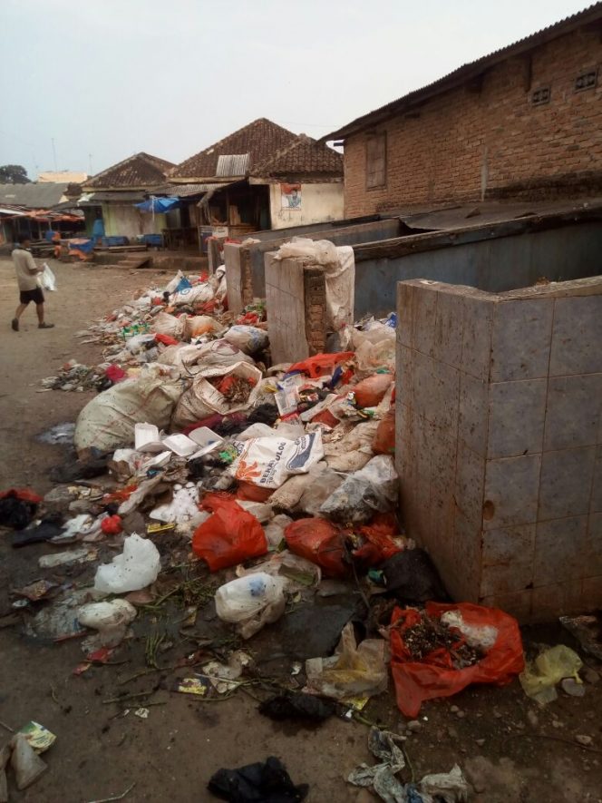 
 Foto IST  Caption : Tumpukan sampah di TPS Pasar Pagi Kotabumi tampaknya sangat mengganggu masyarakat setempat. Foto dibidik Kamis (5/7) petang.