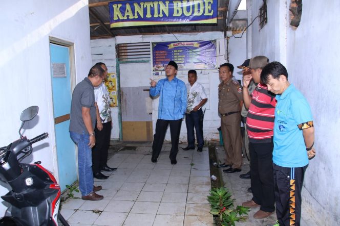 
 Foto Diskominfo Lampura  Caption Tunjau Kebersihan: Bupati Lampura Hi. Agung Ilmu Mangkunegara saat meninjau kebersihan dilingkup kantor Sekretariat Lampura, Jumat(29/6).
