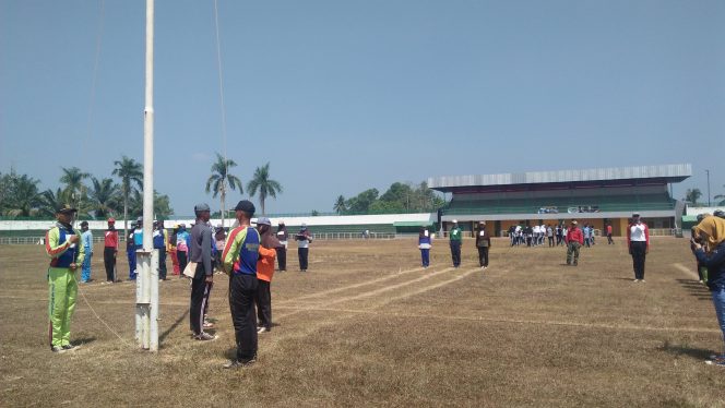 
 Foto RIA  Tampak para Anggota Paskibraka Lampura saat latihan mengibarkan sang Saka Merah Putih di Stadion Sukung Kotabumi, Senin (30/7).  