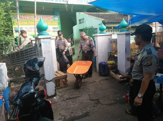 
 Foto Humas Polres Lampura  Caption :  Sejumlah personil Polres dan Polsek Jajaran saat membersihkan Masjid Al Iman Desa Ketapang Kecamatan Sungkai Selatan, foto dibidik Kamis (5/7).