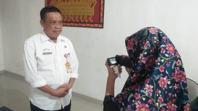 
 Foto RIA  Diwawancarai: Kepala Dinas Pertanian dan Peternakan Lampura Sofyan saat diwawancarai Awak Media terkait kesehatan Hewan Kurban, Rabu (18/7).  