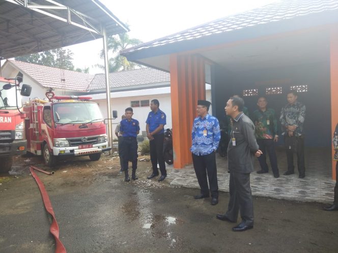 
 Foto IST  Cek Kesiapan: Bupati Lampura Hi. Agung Ilmu Mangkunegara saat melakukan Sidak dan mengecek kesiapan mobil Pemadam Kebakaran di kantor BPBD Lampura, Kamis (5/7).