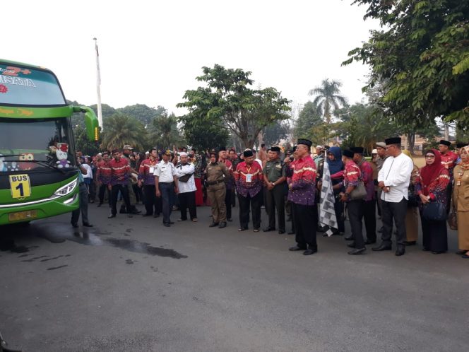 
 Foto RIA
Lepas: Plt. Asisten II Pemkab Lampura H. Syahrizal Adhar saat melepas CJH Kloter 33 di Aula Pemkab Lampura, Selasa (31/7).