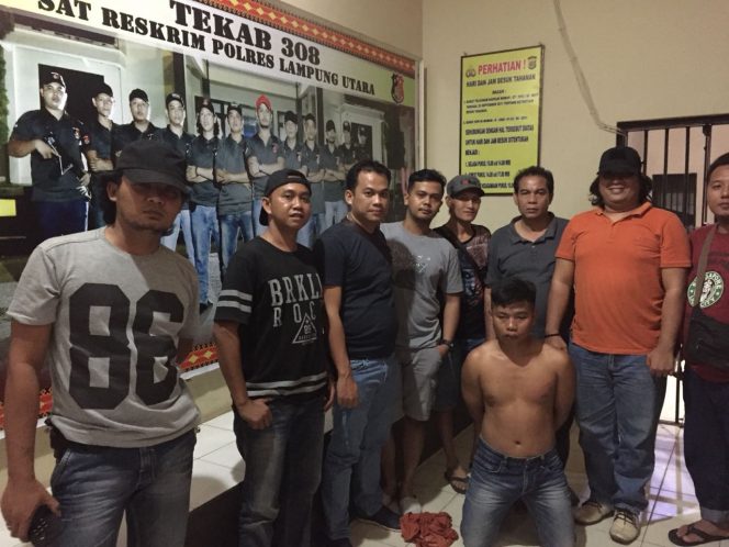 
 Caption foto : Tersangka curas bersama tim Reserse Mobil (Resmob) Sat-rekrim Polres Lampura.
