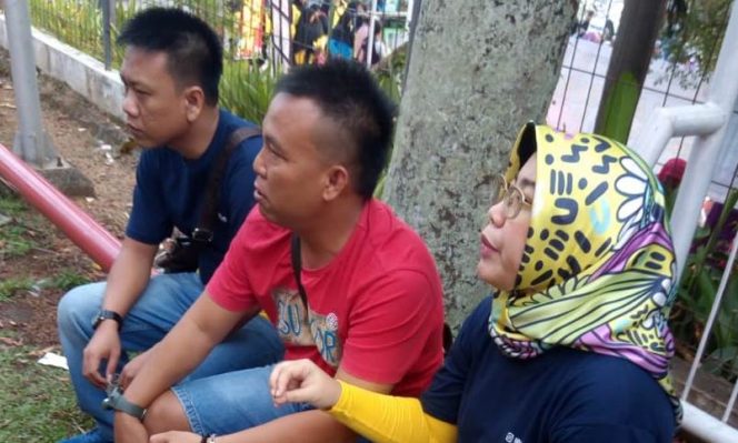 
 Foto RIA
Caption : Tampak Kepala BPJS Kesehatan Cabang Kotabumi Lia Y Surosa, saat menyampaikan permohonan maaf kepada awak media, di Halaman Parkir Ramayana Kutobumi, Minggu (29/7).
