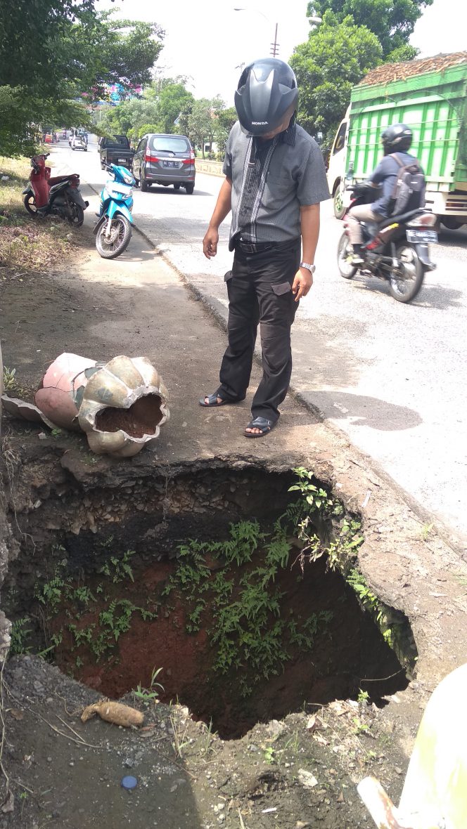 
 Foto : Ferdani  Caption : Tampak lubang menganga lebar di bahu jalan ARPN, tepatnya depan gedung Pramuka Lampura. Kapan ya diperbaiki ? Foto dibidik Senin (2/7).
