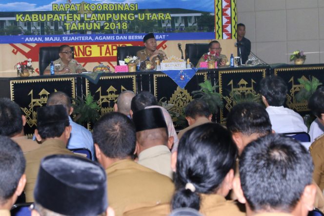 
 Foto Diskominfo Lampura  Pimpin Rakor: Bupati Lampura Hi. Agung Ilmu Mangkunegara saat memimpin Rakor di Aula Tapis Pemkab setempat, Senin (16/7).