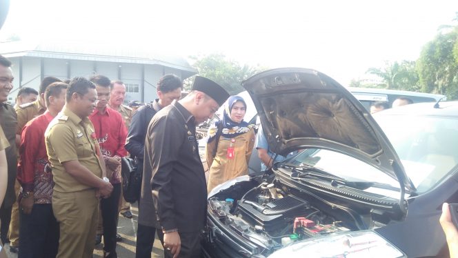 
 Foto RIA  Bupati Lampura Hi. Agung Ilmu Mangkunegara saat melakukan pengecekan Randis milik Kepala Bagian Organisasi di Halaman Parkir Stadion Sukung Kotabumi, Selasa (31/7).