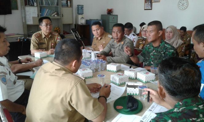 
 Foto IST  Caption : Plt. Asisten II Pemkab Lampura H. Syarizal Adhar saat memimpin Rapat persiapan HUT RI ke 73 tahun di ruang kerjanya, Senin (23/7).
