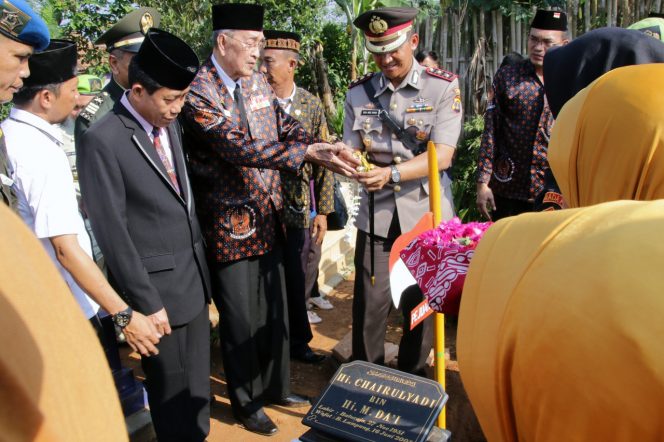 
 Foto Diskominfo Lampung Utara
Caption : Ketua LVRI Lampura H. Saleh Ahmad didampingi Kapolres AKBP Eka Mulyana SIK saat hendak menyematkan karangan bunga di Bambu Runcing yang dipancangkan di Makam Pejuang 45, Rabu (25/7).
