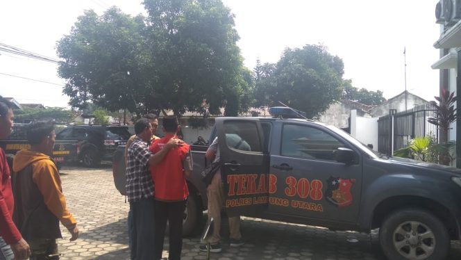 
 Caption foto : Sekretaris Desa Tamanjaya, Kotabumi Selatan, Hartono (memakai rompi) saat hendak dilimpahkan ke Pengadilan Tipikor Tanjung Karang, Bandar Lampung, Selasa (3/7)