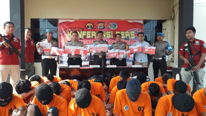 
 Foto Ferdanie
Caption : Kapolres Lampura AKBP Eka Mulyana, didampingi jajarannya saat ungkap kasus narkoba di Mapolres setempat, Sabtu(29/7).  