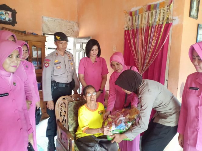 
 Foto Humas Polres Lampura  Anjang Sana: Terlihat anggota Kepolisian Mapolres Lampura saat memberikan taliasih kepada Purnawirawan Polri dan Warakauri, Kamis (9/8).