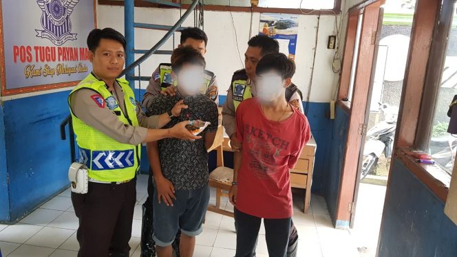 
 Foto : Sat-Lantas Polres Lampura
Caption : 2 pemuda saat diamankan anggota Sat-lantas Polres Lampura, karena kedapatan membawa narkoba jenis Ganja. Foto dibidik di Pos Lantas Tugu Payan Mas, Selasa (28/8).