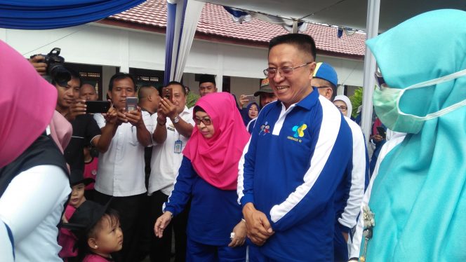 
 Foto RIA  Plt. Asisten II Pemkab Lampura H. Syahrizal Adhar didampingi Kepala Dinas Kesehatan Hj. Maya Metissa, Kepala SPP dan PA Hj. Maya N. Manan serta Forkopimda saat melihat Imunisasi MR, Rabu (1/8).