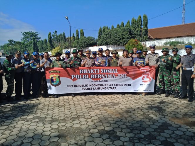 
 Foto RNN  Foto Bersama:  Jajaran Polri bersama TNI foto bersama membentangkan bener Bhakti Sosial dalam penyambutan HUT RI ke 73, Selasa (7/8).
 
