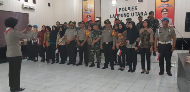 
 Foto : Ferdani
Caption Foto : Kapolres dan Dandim 0412/LU beserta jajarannya saat menyanyikan lagu-lagu Nasional di ruang Rekonfu Polres setempat,pada acara Harmoni Indonesia  foto dibidik Senin (6/8).
