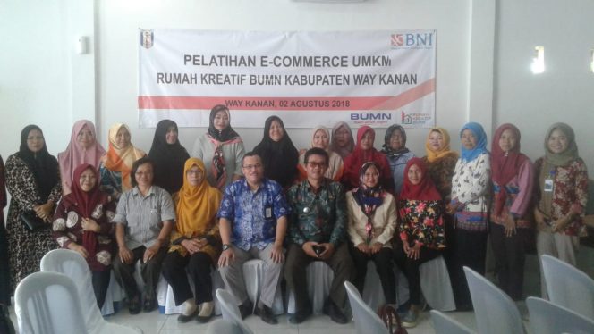
 Foto IST  Foto Bersama: Pemimpin BNI Baradatu Ir. Zulfiandi M.M., dan jajarannya, para Peserta pelatihan dari 50 UMKM yang aktif dan Kepala Dinas Koperasi dan UMKM Way Kanan yg diwakili oleh Ujang Faishal saat foto bersama, Kamis (2/8).
