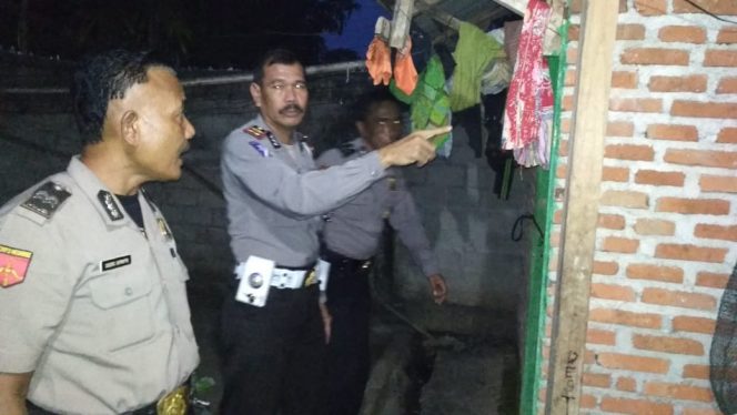 
 caption foto : Tampak anggota polres lampung utara dan anggota polsek abung selatan sedang menunjukan kain untuk alat gantung diri, jum'at (10/8).