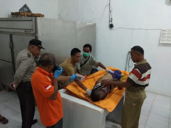 
 FOTO : ist  Caption Foto : Jenazah Asmir saat dilakukan pemeriksaan di RSUD Ryacudu Kotabumi Minggu (12/8).