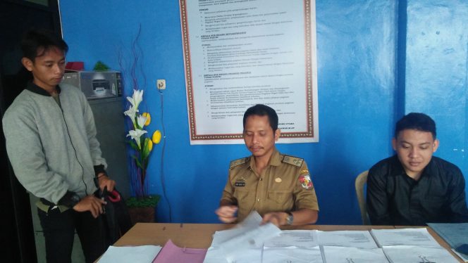 
 Foto RIA
Kasubid Promosi BKPSDM Lampura Sarif Hidayat saat menyerahka SK Inpasing kepada perwakilan PNS dari Fungsional Guru, Senin (13/8).
