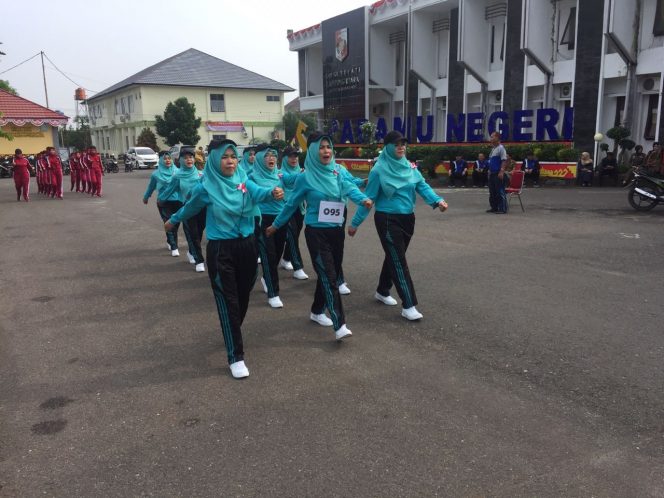 
 Foto IST  Peserta Lomba: Tampak peserta Lomba PBB Putri dari Disdikbud Lampura saat tiba di garis Finis di Halaman Kantor Pemkab Lampura, Senin (13/8).