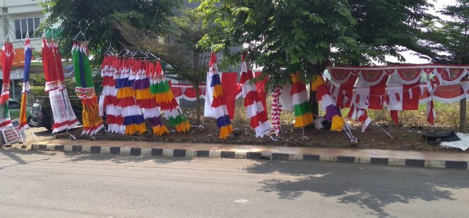 
 Foto FERDANI  Marak: Tampak penjual alat perlengkapan untuk perayaan 17 Agustus 2018 Marak di Lampura tepatnya di Jalan Jendral Sudirman dan Jalan ARPN Kotabumi. Foto dibidik, Rabu (1/8)