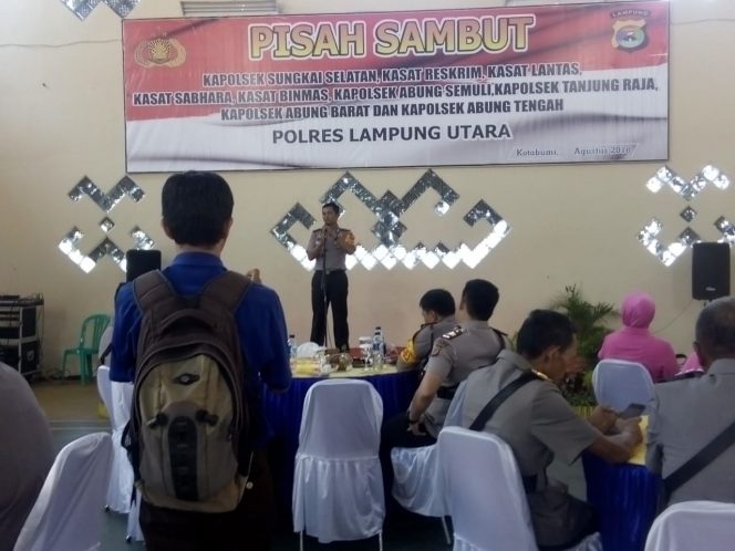 
 Foto Humas Polres Lampura  Sambutan: Kapolres Lampura saat memberikan sambutan pada acara pisah sambut 9 perwira, di aula Rekonfu Polres setempat, Kamis (2/8).