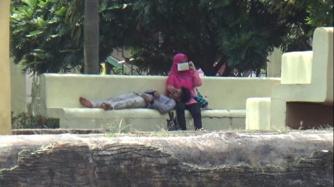 
 Foto RIA  Asik: Tampak NS dan RS saat sedang asik memadu kasih di tama Gading Komplek Islamic Center Kotabumi, Selasa (28/8).
