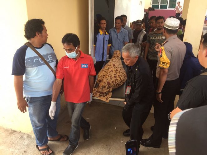 
 Foto Ferdani
Caption : Jenazah Rosi, tersangka kasus pencurian, saat hendak dibawa ke rumah duka, Jumat(24/8).
 