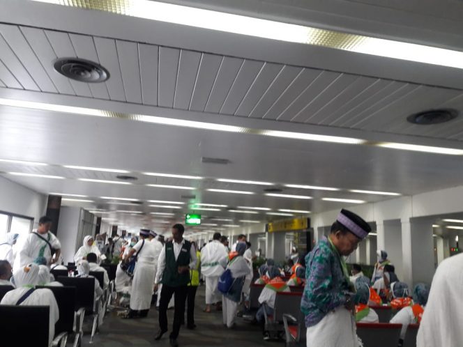 
 Foto IST :  Tampak para CJH asal Lampura saat berada di Bandara Jeddah.
