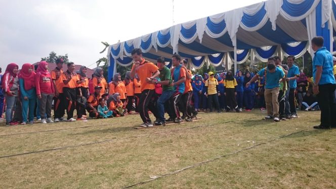 
 Foto RIA
Tampak para Peserta saat mengikuti lomba Terompah dalam rangka memeriahkan HUT RI ke-73 di halaman Kantor Pemkab Lampura, Rabu (15/8).
