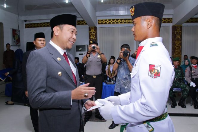 
 Foto Diskominfo Lampura
Beri Bantuan: Bupati Lampura Hi. Agung Ilmu Mangkunegara saat memberikan bantuan kepada Paskibraka Irfan Arianto dari SMAN Hangtuah pada malam pengukuhan, Selasa(14/8).
