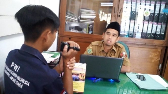 
 Foto : Kepala Penyelenggara Syariah Kementrian Agama(Kemenag) Lampung Utara(Lampura) Muhammad Riswan saat diwawancarai Awak Media.
