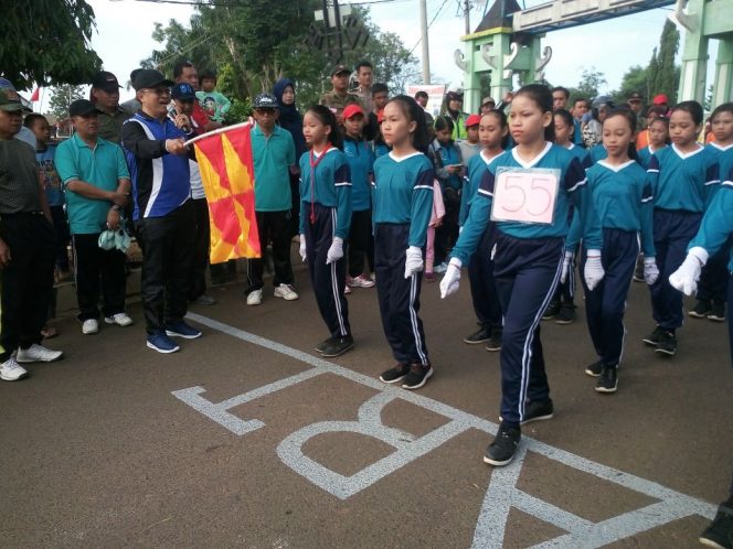 
 Foto IST
Caption : Plt. Asisten II Pemkab Lampura H. Syahrizal Adhar didampingi Kadisdikbud Suwandi saat melepas peserta lomba gerak jalan di Halaman Parkir Stadion Sukung Kotabumi, Jumat(10/8).