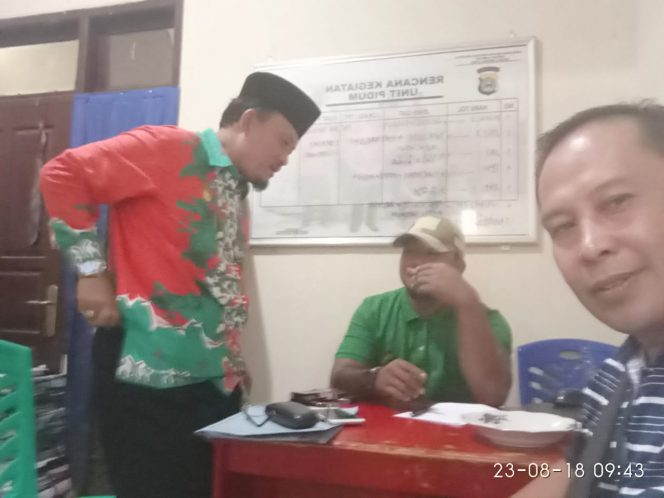 
 Foto IST 
Caption : Panca Nanda(kiri) saat didampingi kuasa hukumnya Samsi Eka Putra, saat diruang penyidik Sat Reskrim Polres Lampura terkait laporan penggelapan randis beberapa waktu lalu.