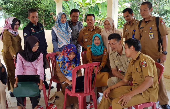 
 Foto Riduan 
Caption : Camat Abungkunang Hi. Sukatno, S.H., beserta jajaran didampingi Rispasari wakil dari Dinsos Lampura, Ketua FK TKSK Lampura Sarkasi, dan pendamping PKH Ifrato Kunzeri, saat memantau pelaksanaan pelatihan SIKS-NG di aula Kecamatan setempat, Senin (27/8).
 