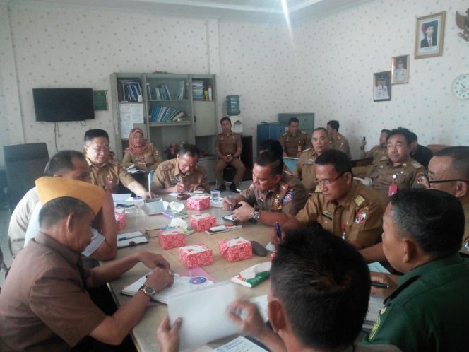 
 Foto RIA  Rapat: Plt. Asisten II Pemkab Lampura H. Syahrizal Adhar saat menggelar rapat persiapan HUT RI ke-73 di ruang rapat Asisten, Selasa (7/8).
