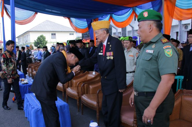 
 Foto IST  Caption: Bupati Lampura Hi. Agung Ilmu Mangkunegara menyampaikan salam takzim kepada ketua LVRI Lampura H. Saleh Ahmad, pada acara peringatan Hari Veteran, Jumat(10/8) lalu.