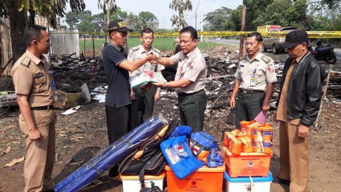 
 Foto IST  Caption : Kabid Kedaruratan dan Logistik Mery Edialis saat memberikan bantuan kepada keluarga Joni Irawan korban Kebakaran, Selasa (14/8).
