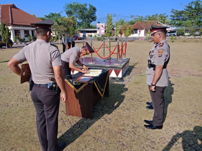 
 Foto : Ferdani  Caption Foto : Kapolres Lampura AKBP Eka Mulyana saat menandatangani berita acara Serah Terima Jabatan, dihalaman Mapolres setempat Kamis (2/8).
