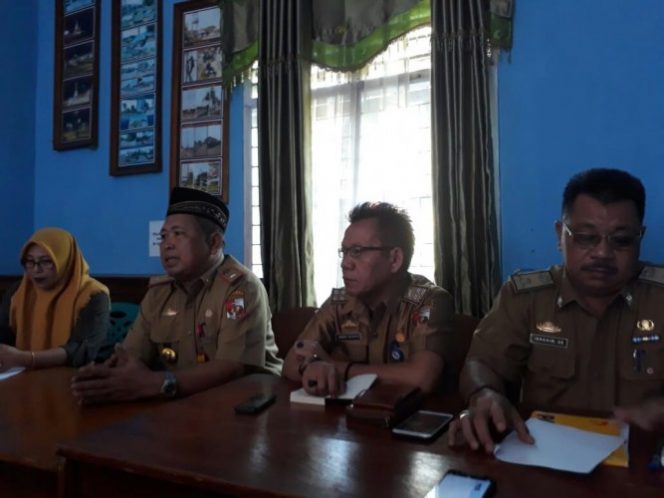 
 Foto : hery maulana
Caption : Zulkifli Mihsan Kadis Perumahan dan Kawasan Permukiman Lampura (berpeci). Didampingi  Tabrani Sulaiman, kabid Kawasan Permukiman.
