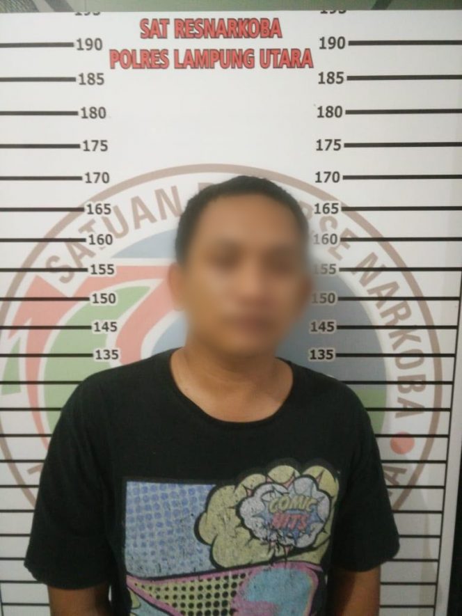 
 Foto : ferdani
Caption foto : 1. tersangka RA oknum honorer Dinas PUPR Lampura
2. BB yang berhasil diamankan